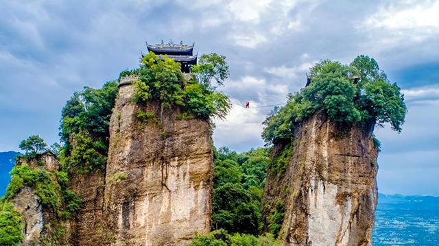 窦圌山峰峦叠翠，林壑幽美