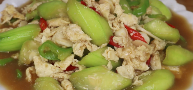 炒丝瓜怎么做，怎样做丝瓜炒蛋好吃（饭店炒丝瓜为啥翠绿好吃）