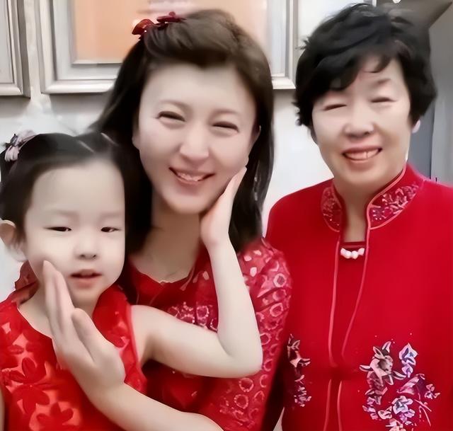 “二人转女王”闫学晶：两段婚姻三个孩子，两任丈夫都是二婚