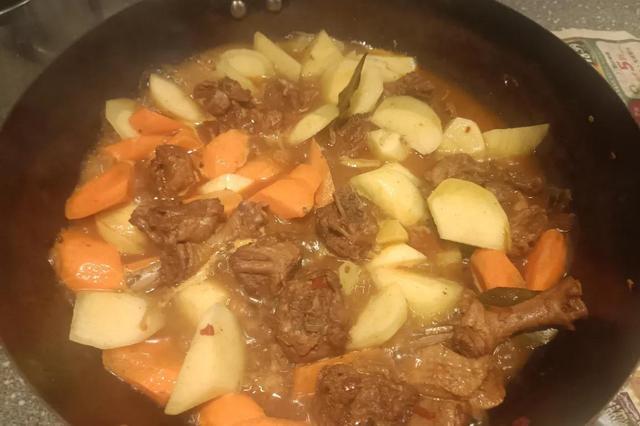 红烧土豆鸭怎样做，红烧土豆鸭怎么做（土豆胡萝卜烧鸭腿）