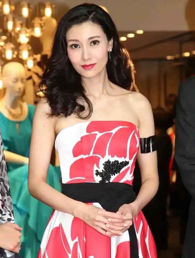 李嘉欣年轻颜值巅峰，李嘉欣惊鸿美图（李嘉欣性感写真照）