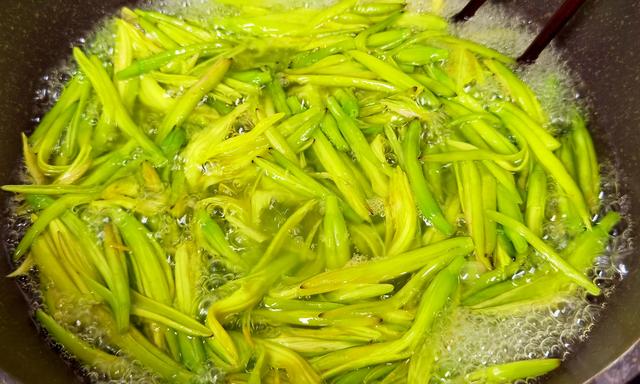 干黄花菜的做法，干黄花菜的做法大全家常做法（这菜抓紧吃）