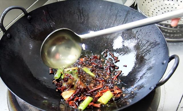 100克鸡胸肉含多少蛋白质，一百克鸡胸肉含多少脂肪（鸡腿排倒数第二）