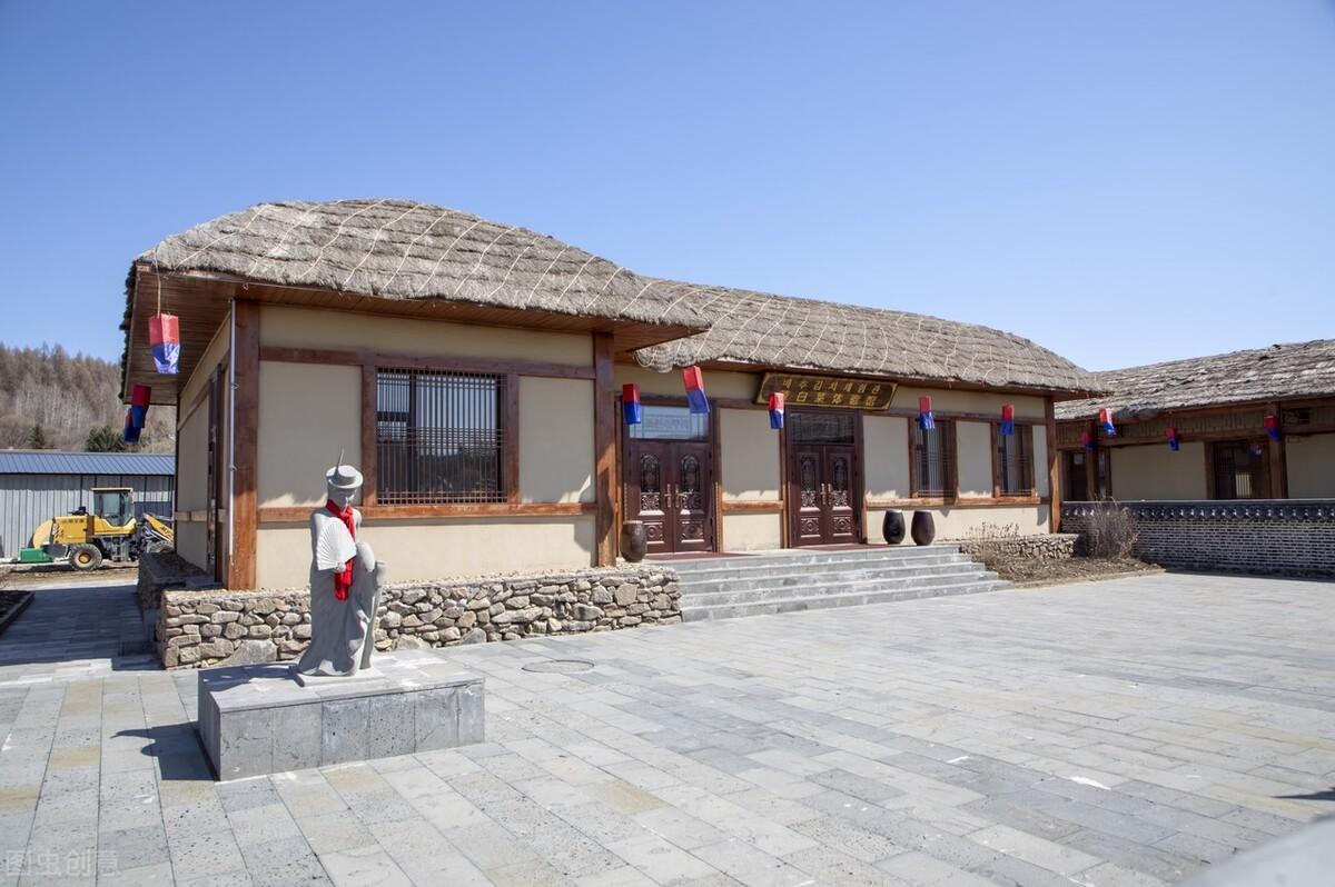 传统的朝鲜族民居乡土气息浓郁,一般是稻草屋顶,现69在69都69是