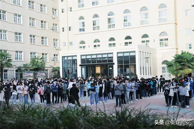 国内哪里可以学习滑翔伞，哪里有学滑翔伞（全国人都想来“蹭吃”“蹭住”“蹭课”的大学）