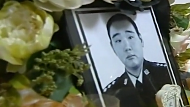 四个凶神恶煞，2011年男子当街殴打交警致其犯病死亡