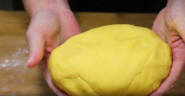 玉米面饼子怎么做的又松又软，怎么蒸玉米面饼子松软（加2个鸡蛋做成早餐饼）