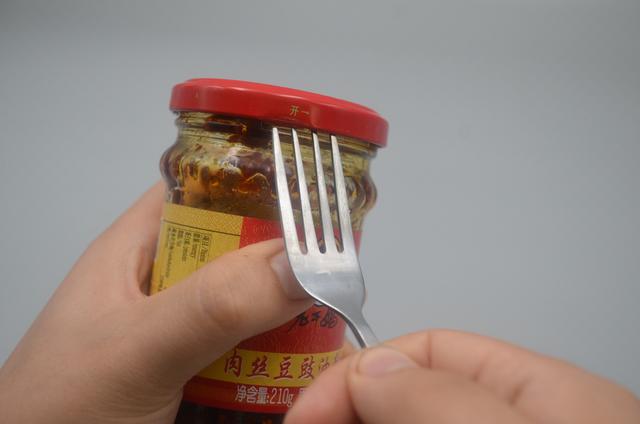 罐头瓶盖打不开小妙招，打不开罐头瓶盖怎么办（原来罐头瓶上有个小机关）