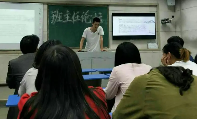 班主任出嫁男生堵门，班主任要结婚了需要随礼吗（全班十几个男生集体爬墙堵门）