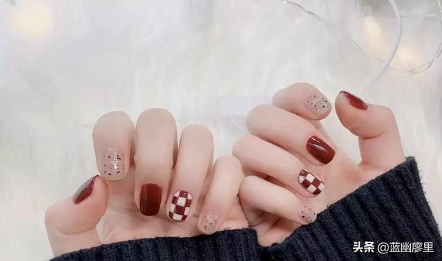 指甲发黄了怎么办，指甲发黄了怎么办小妙招（美甲时间久了为什么会发黄）