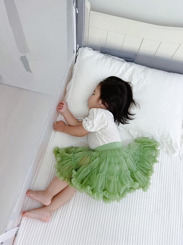 宝宝能感觉到妈妈睡旁边吗，新生儿要挨着妈妈睡吗（那就居家带娃睡大觉）