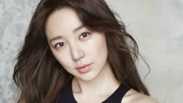 “甜美少女”尹恩惠：她是金钟国忘不了的女人，如今沦落在家种菜