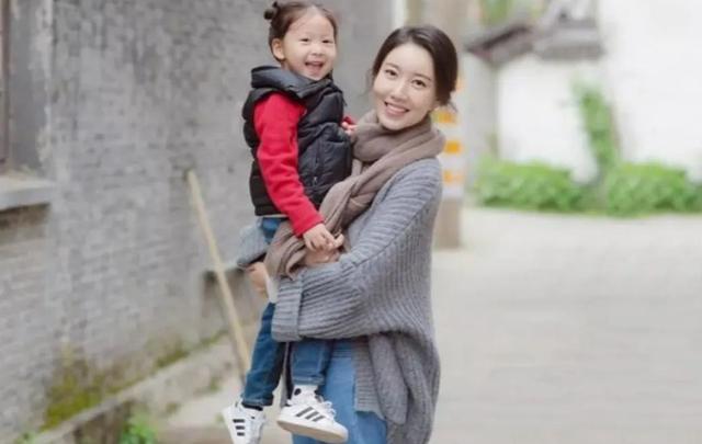 高露，为了爱情放弃事业，嫁给圈外人丈夫，如今儿女双全太过幸福