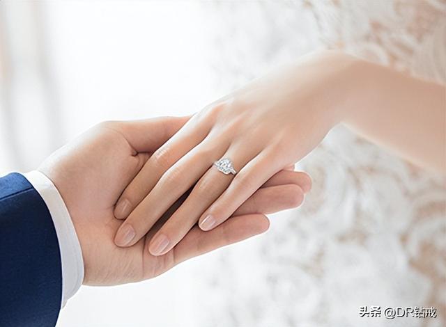 戒指戴左手中指是什么意思，左手中指戴戒指是什么意思（女生中指戴戒指说明什么）