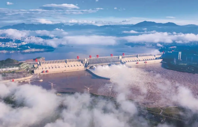 三峡水电站的总装机容量是多少万千瓦，三峡水电站总装机容量和年发电量（三峡水库最大蓄水393亿立方米）