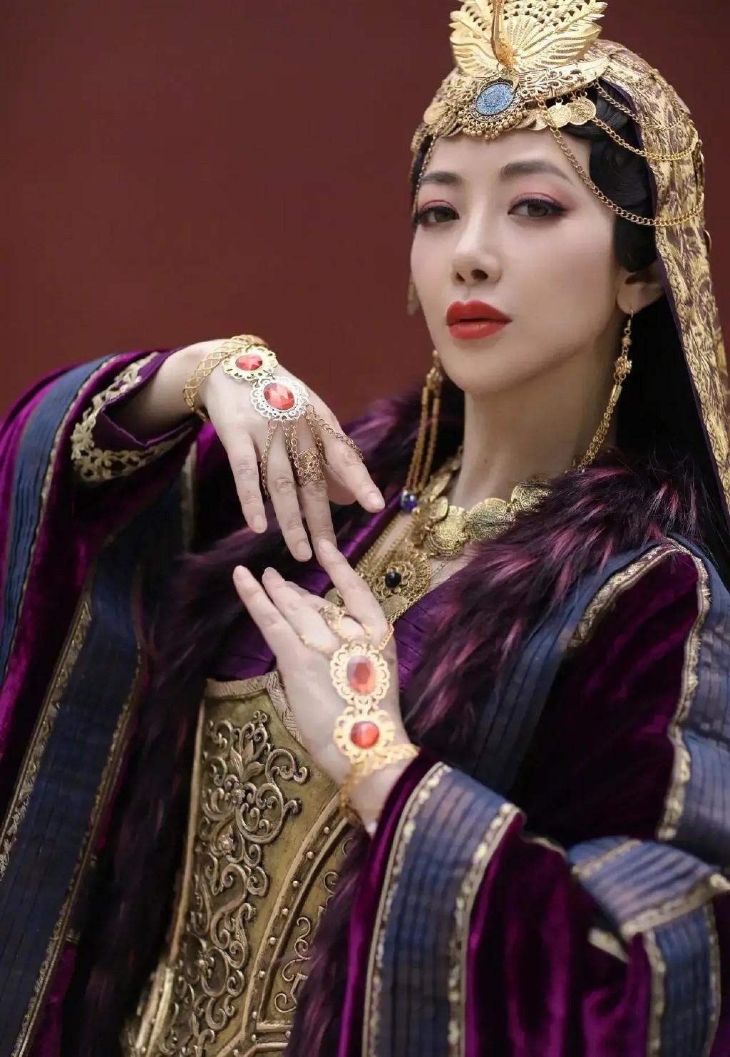年轻时就演过《倚天屠龙记》中蛛儿的角色,虽然样貌被毁容了却依然
