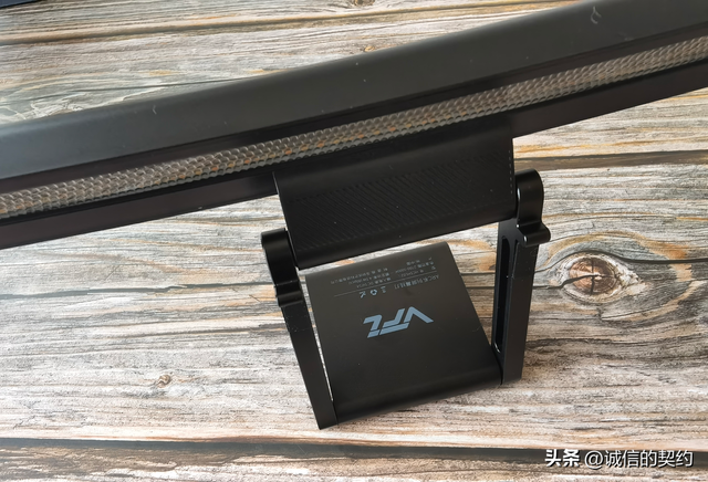 暖白光和白光的区别，灯泡白光与暖白光的区别（说说我使用VFZ屏幕挂灯的感受）