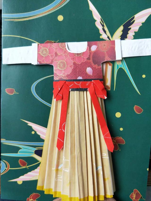 衣服折纸步骤图解，衣服折纸步骤图解简单（用纸折出来的汉服也可以这么好看）