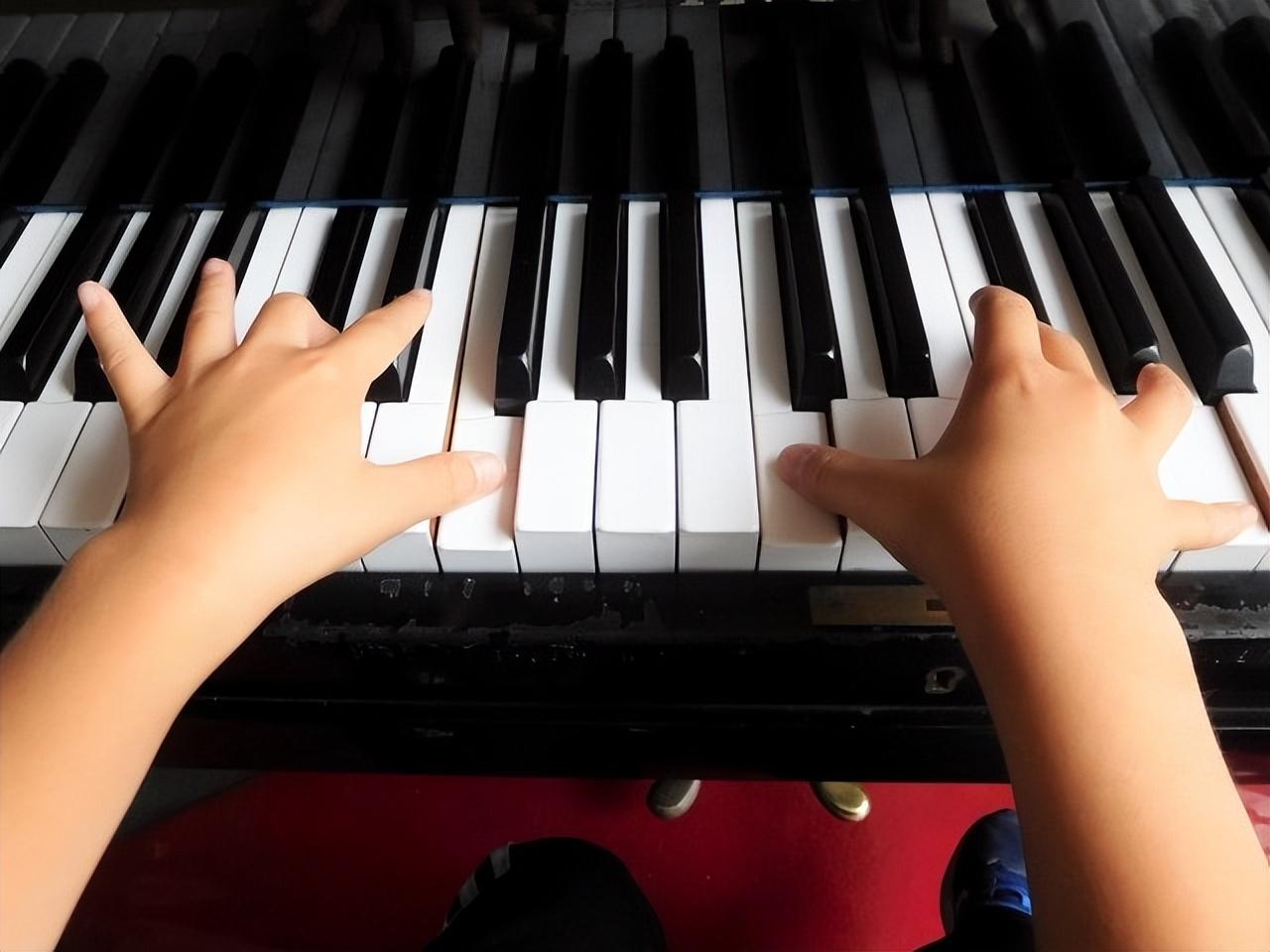 电钢琴和真钢琴有什么区别，电钢琴和钢琴的区别（电钢琴和原声钢琴价格差距一般有多大）