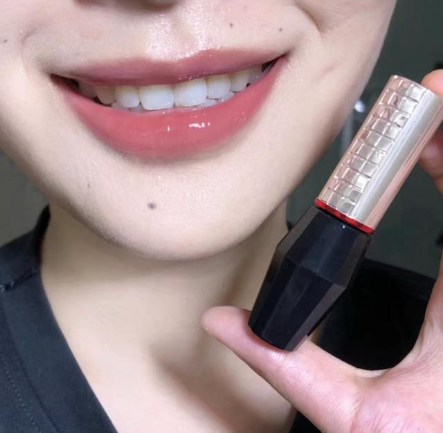 有哪些适合素颜的口红，适合素颜妆的口红（女人“素颜”必备的气质的单品）