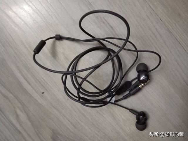 主机前面的耳机插孔不响如何解决，主机前面的耳机插孔没声音怎么办（耳机插在电脑前面没有声音）