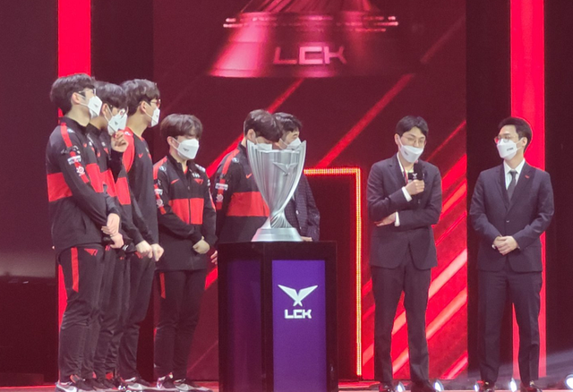 faker李哥有多强，LPL四大中单凑一起刚好同等