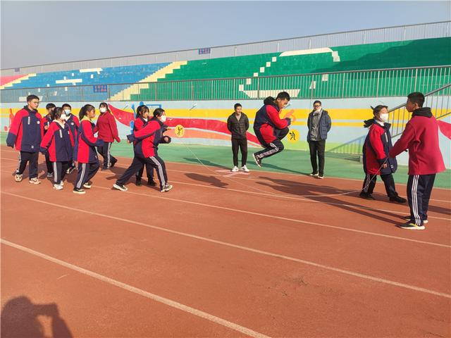 集体跳绳比赛规则，集体跳绳（活力绽放——渭南中学七八年级举行冬季跳绳比赛）