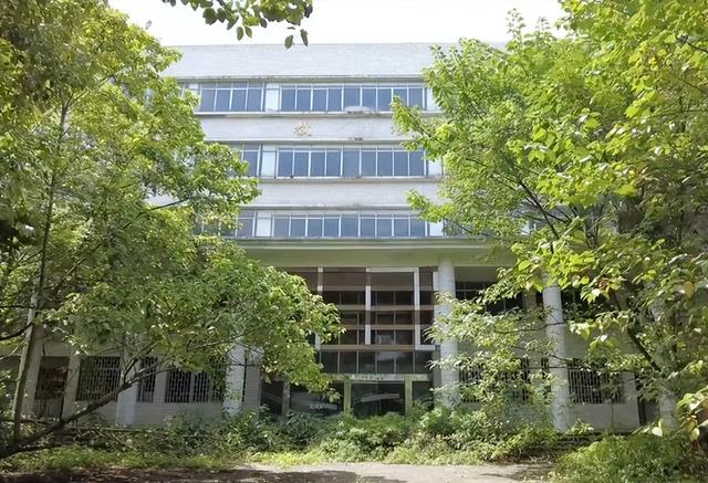 重庆市工业学校，重庆市工业学校2021招生简章（北碚这所中专校园荒废了13年还保留完好；30多年前比大学还吃香）