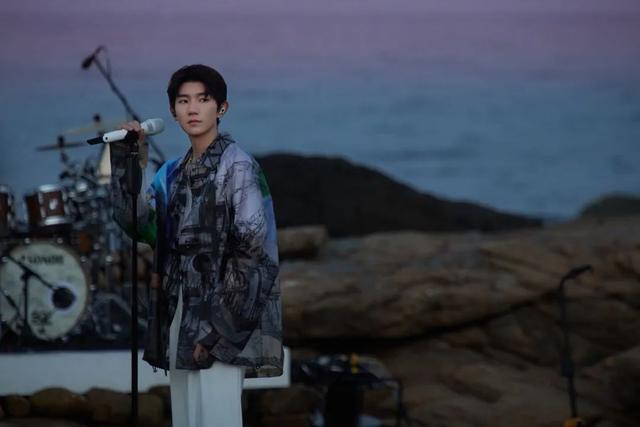 冯增辉 - 透明水晶球歌词是什么，冯增辉 远大（​富有思想的表达是王源对世界极强的感知力）