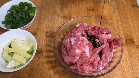 肉炒土豆丝怎么炒好吃，土豆丝炒肉怎样炒好吃（土豆肉丝在家这样做）