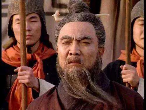 曹操是个怎样的人，观沧海中曹操是个怎样的人（三国：曹操到底是奸臣还是枭雄）