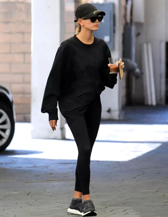 红色卫衣配什么颜色裤子，红色卫衣配什么颜色裤子最搭（40岁女人穿卫衣）