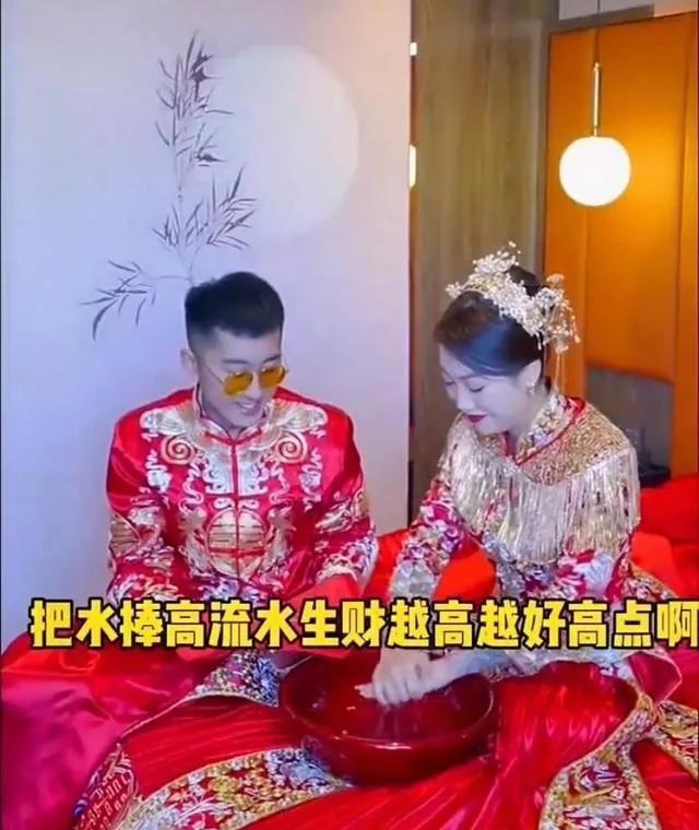舔女孩子的脚(打飞脚是什么意思)