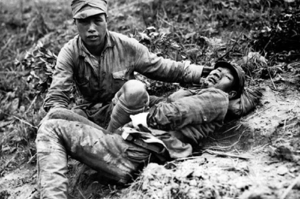 老兵回忆野人山:美味烤毒蛇,夜宿死人堆,班长屁股上的肉不见了