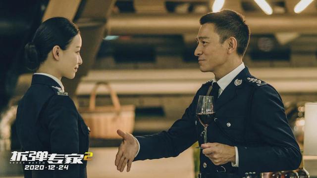 刘德华今年几岁了，刘德华多大年龄（61岁刘德华拍摄间隙仍不忘健身）