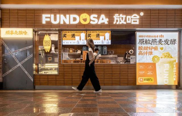 十大轻奢品牌女装，女装品牌轻奢（这42个品牌拯救了商场的“流量焦虑”）