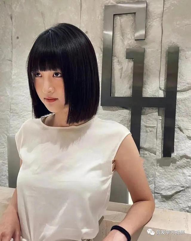 小脸型适合什么样的发型图片，女人头小脸小适合什么发型（全网抖音推荐不会翻车的三款短发发型谁剪谁好看）