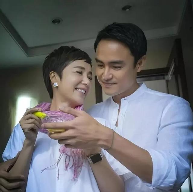 顾长卫张静初关系，曝蒋雯丽包养2名男大学生