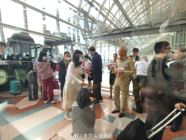 ​首批赴泰中国旅客，泰国副总理机场迎接首批中国旅客