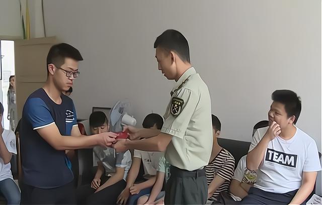 办理兵役证需要带什么证件，办兵役证要带啥（2022高考学生注意）