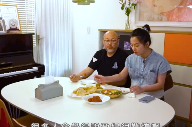 孕后期手肿要怎么缓解，孕期如何缓解手肿（42岁女星怀孕8个月手指关节疼）