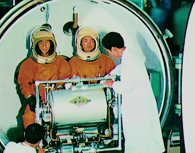 宇宙航天员，宇宙航天员的画（为何仅有2位被称为“航天英雄”）