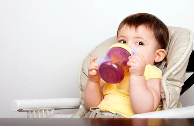 6个月宝宝奶量，6个月的宝宝奶量多少（真不建议一个奶瓶用到大）