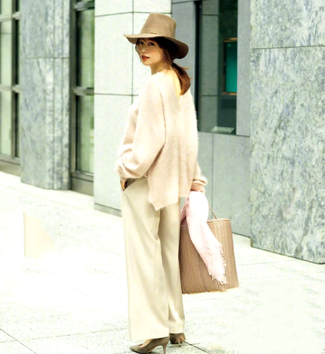 米色裤子搭配，米色上衣搭配什么颜色的裤子好看（今年冬季成熟女人衣橱里）