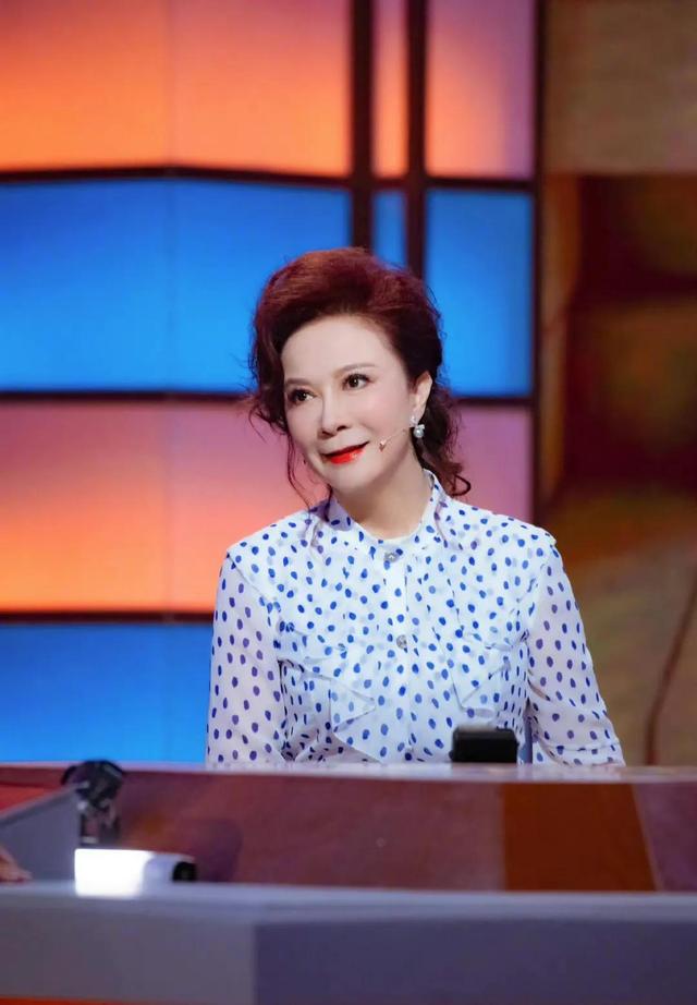 蔡明的丈夫是谁，蔡明和丈夫结婚了吗（演员蔡明：24岁嫁丁秋星）