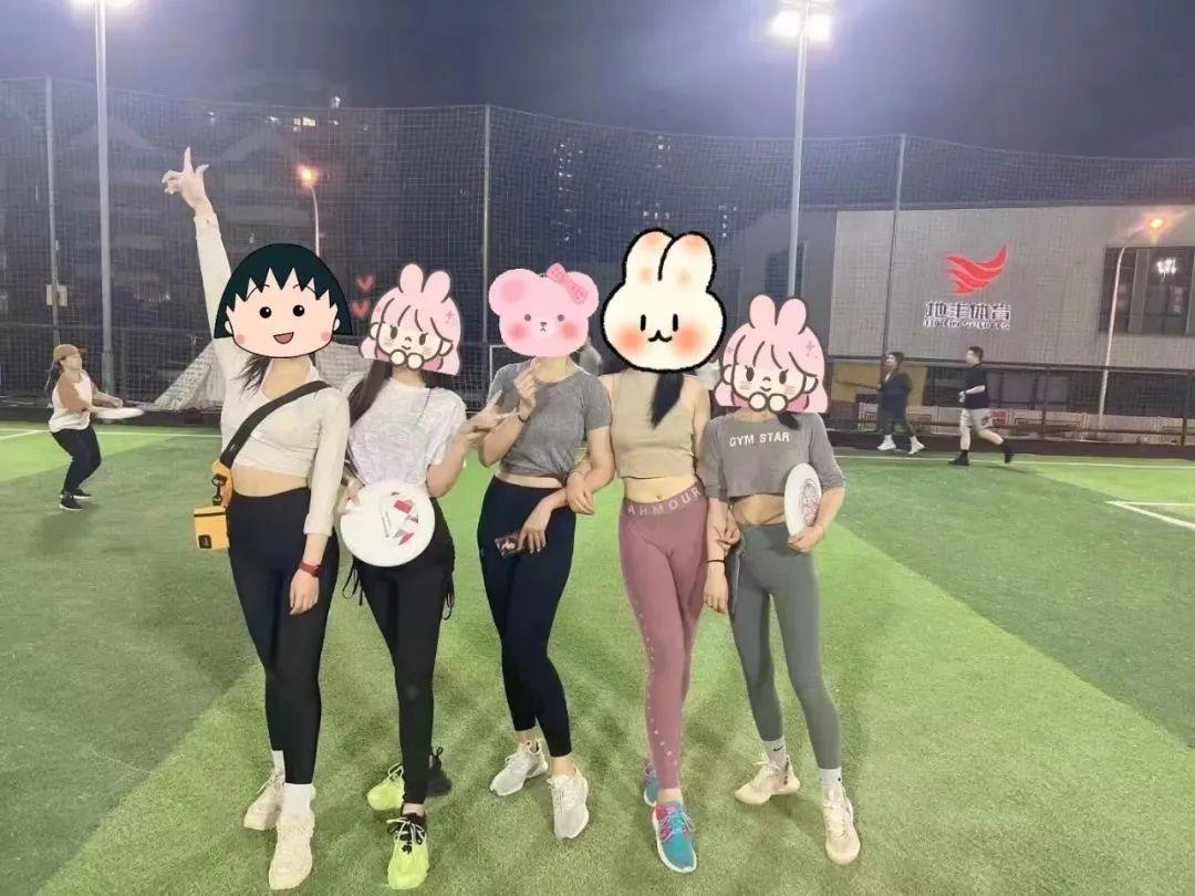 踢足球圖片（足球裝備圖片）
