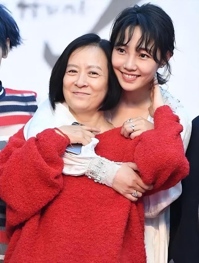 白百何出轨事件，白百何被曝出轨原因（被爆泰国当街揉臀）