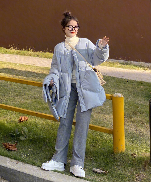 白色外套穿搭，白色外套穿搭图片女（今年羽绒服建议穿“蓝色”）