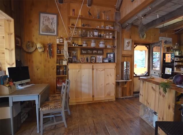 太阳能小屋设计，别墅低成本装修风格（夫妻俩买下田园小木屋）