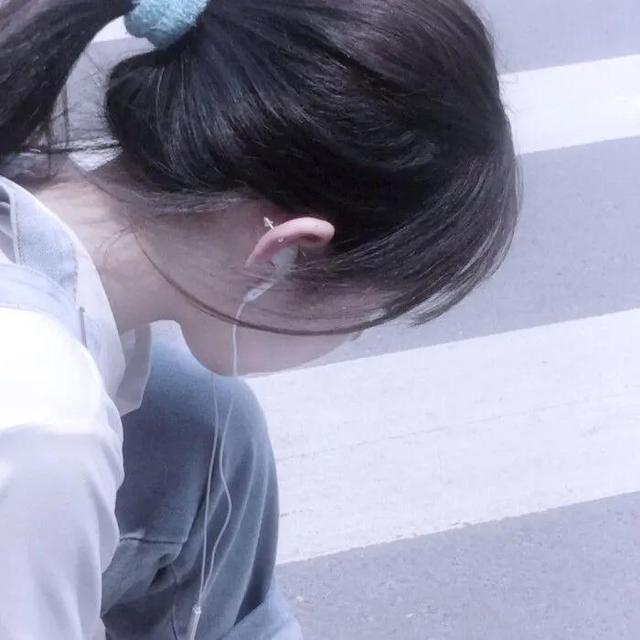 白色背景女生动漫头像 念七微信，白色背景女生动漫头像 念七（白色系女生头像）